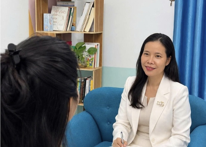 Chuyên gia tâm lý lắng nghe và tham vấn trị liệu