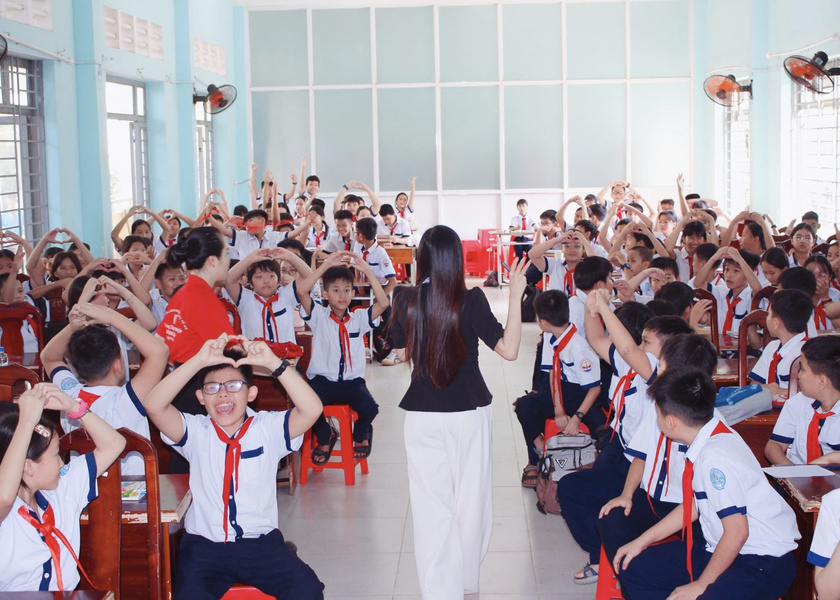 Học sinh hào hứng tạo hình trái tim yêu thương